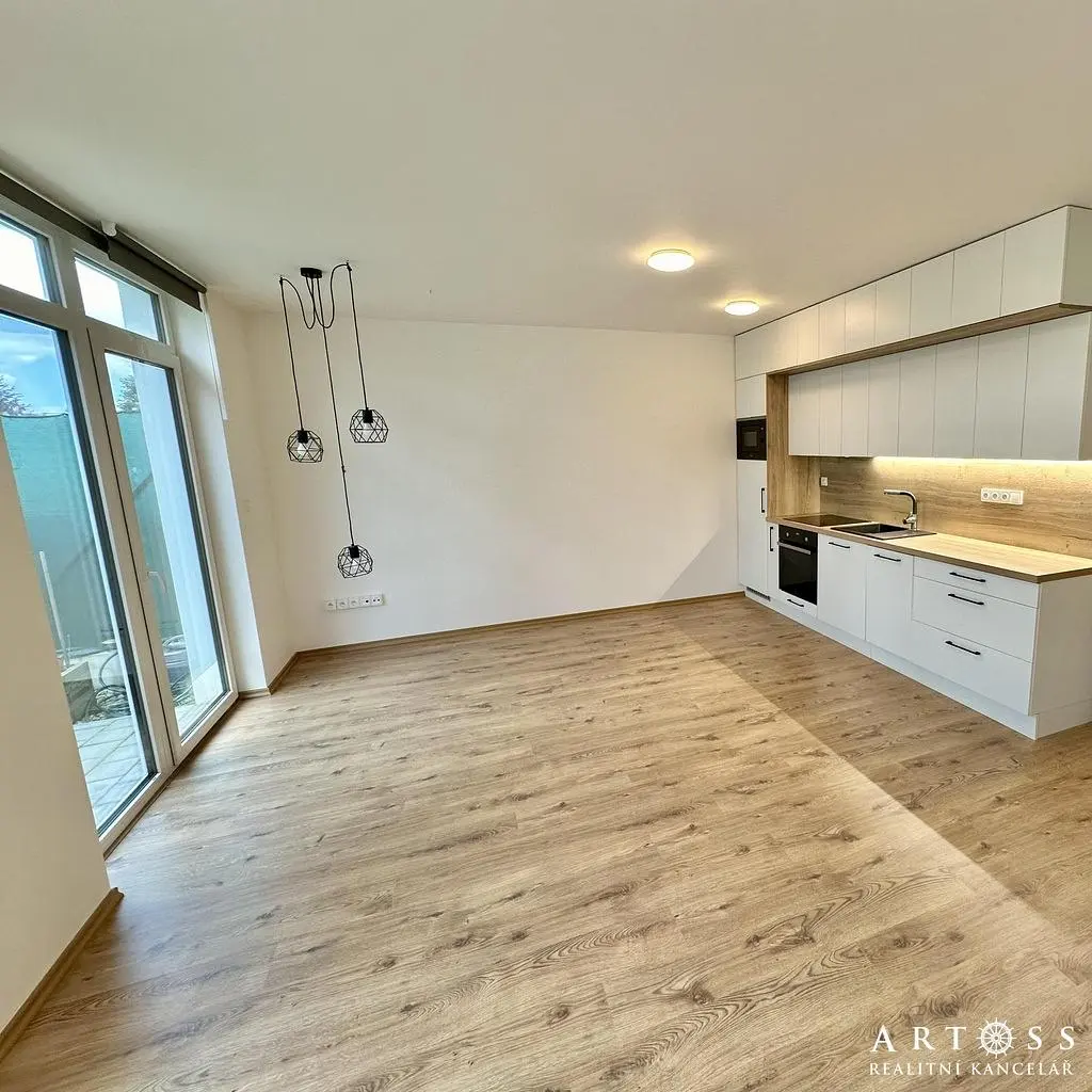 Mutfak; mutfak aletleri, doğal ışık, modern stil, ahşap zemin