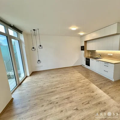 Mutfak; mutfak aletleri, doğal ışık, modern stil, ahşap zemin