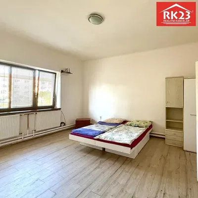 Schlafzimmer; holzboden, tageslicht