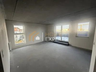 Salon; vue, nécessite rénovation, lumière naturelle