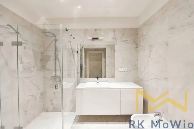 Salle de bain; carrelage, rénové, lumière naturelle, style moderne