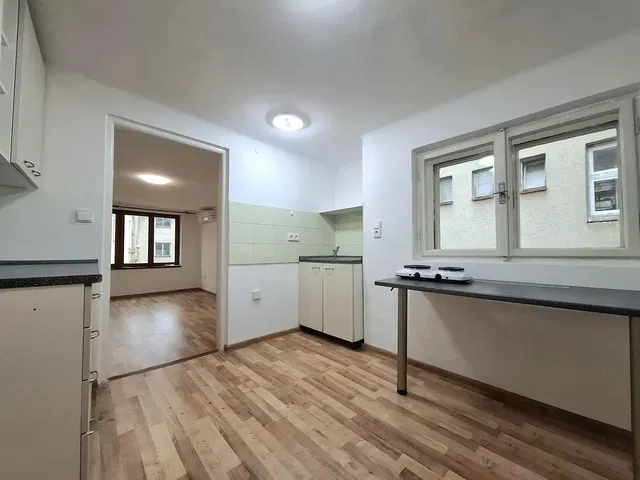 Cuisine; parquet, lumière naturelle