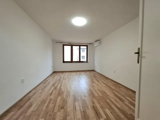 Chambre; parquet, lumière naturelle, rénové
