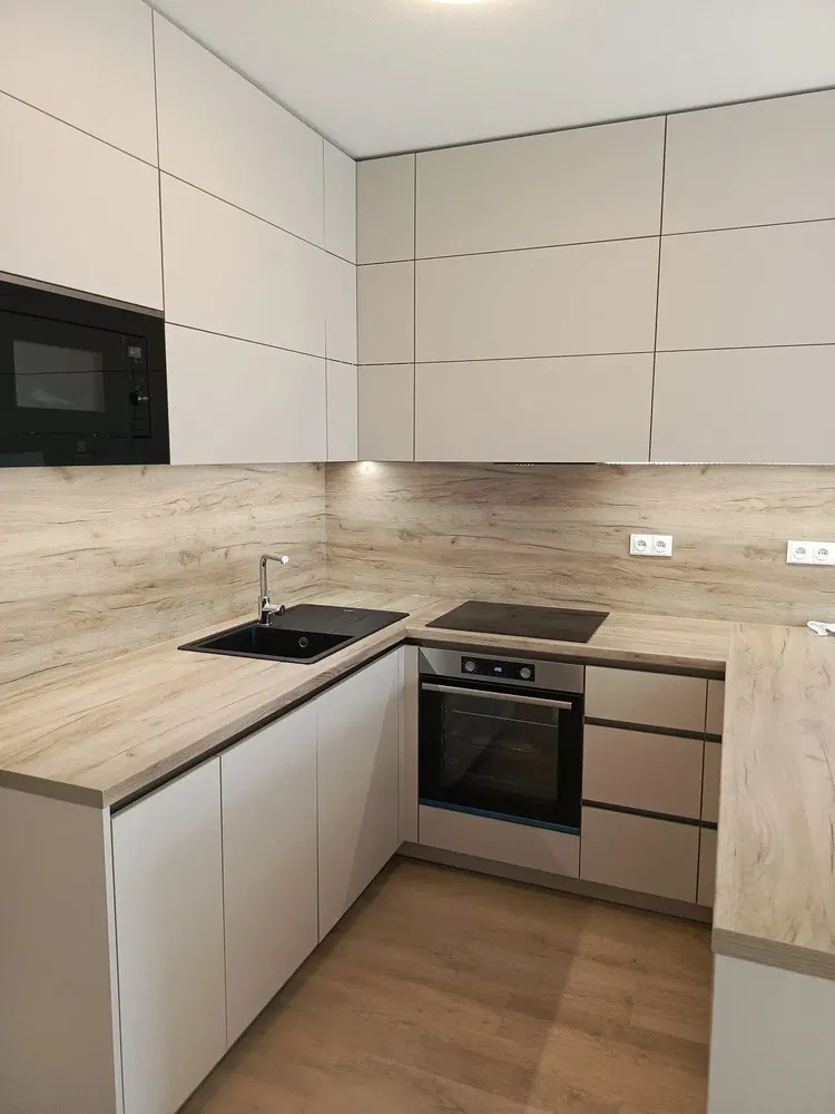 Küche; küchengeräte, renoviert, tageslicht, moderner stil, fliesenboden