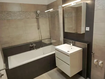 Badezimmer; fliesenboden, renoviert, tageslicht, moderner stil