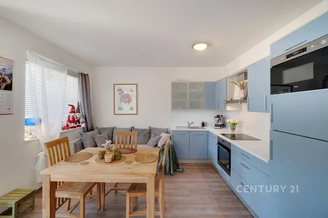 Keuken; keukenapparatuur, natuurlijk licht, moderne stijl