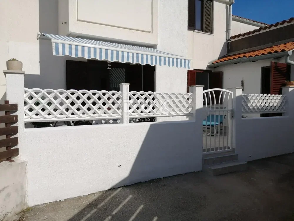 Dům a okolí; výhled