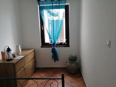 Ložnice; dlažba, přirozené světlo