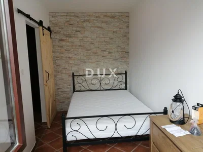 Ložnice; dřevěná podlaha, dlažba, moderní styl, přirozené světlo
