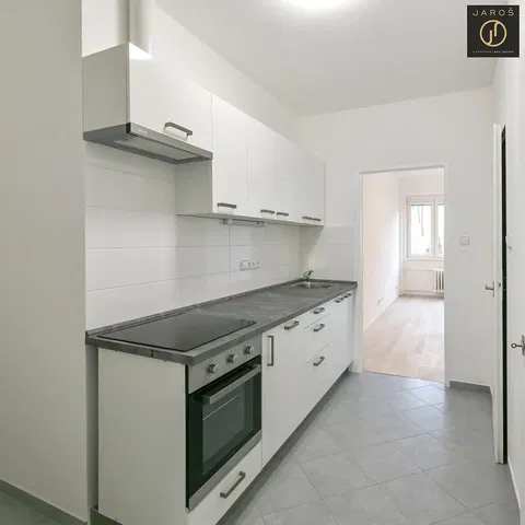 Keuken; keukenapparatuur, tegelvloer, gerenoveerd, natuurlijk licht