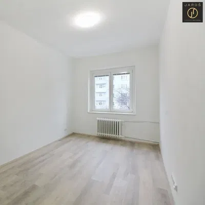 Schlafzimmer; blick, tageslicht, fliesenboden, renoviert