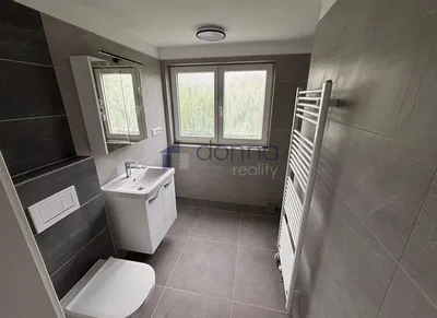 Badezimmer; fliesenboden, tageslicht, renoviert
