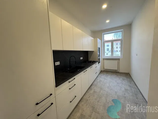 Küche; küchengeräte, fliesenboden, blick, renoviert, tageslicht