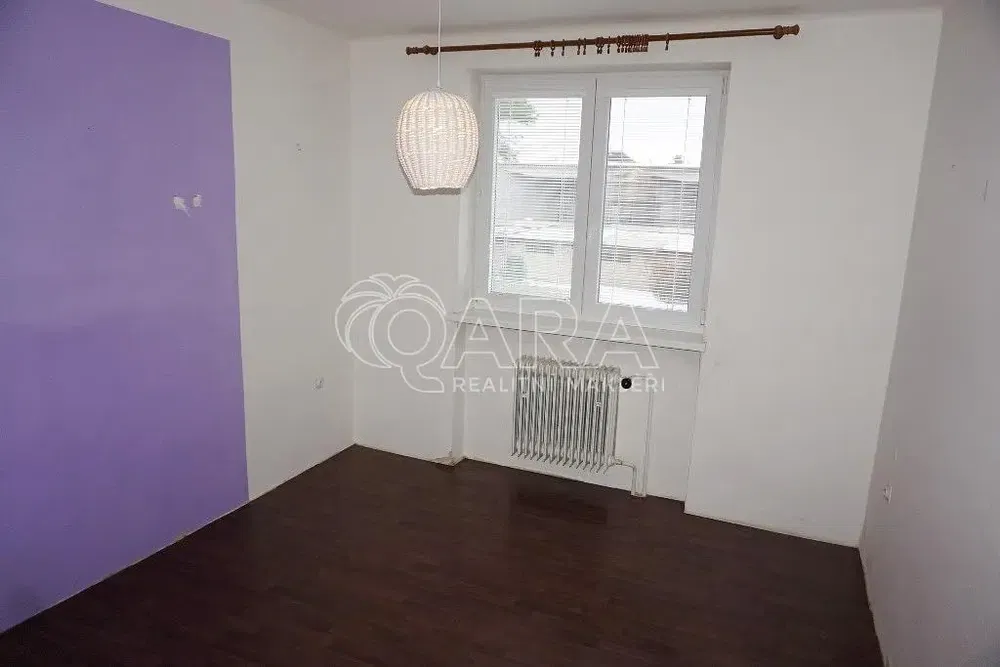 Slaapkamer; houten vloer, natuurlijk licht, renovatie nodig