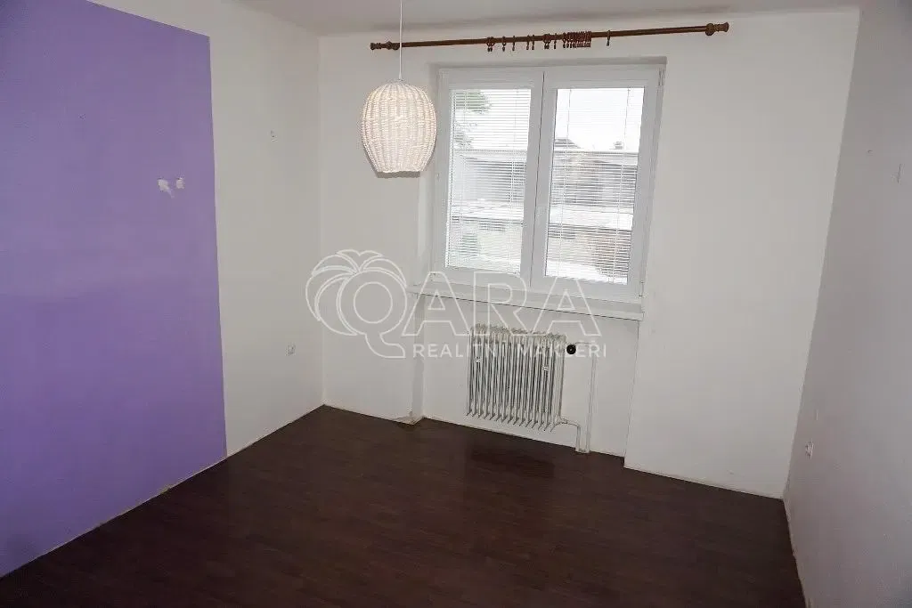 Slaapkamer; houten vloer, natuurlijk licht, renovatie nodig