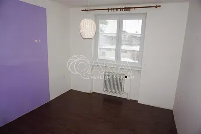 Slaapkamer; houten vloer, natuurlijk licht, renovatie nodig