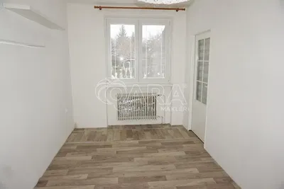 Kamer; houten vloer, natuurlijk licht, uitzicht