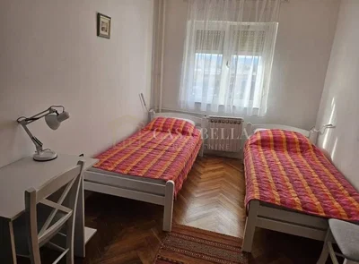 Schlafzimmer; holzboden, tageslicht