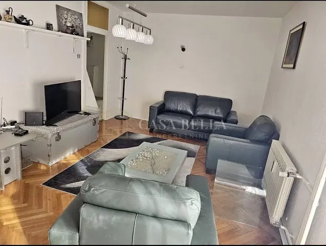 Obývací pokoj; dřevěná podlaha, přirozené světlo, moderní styl