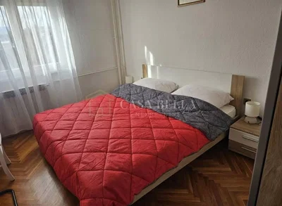 Schlafzimmer; holzboden, tageslicht