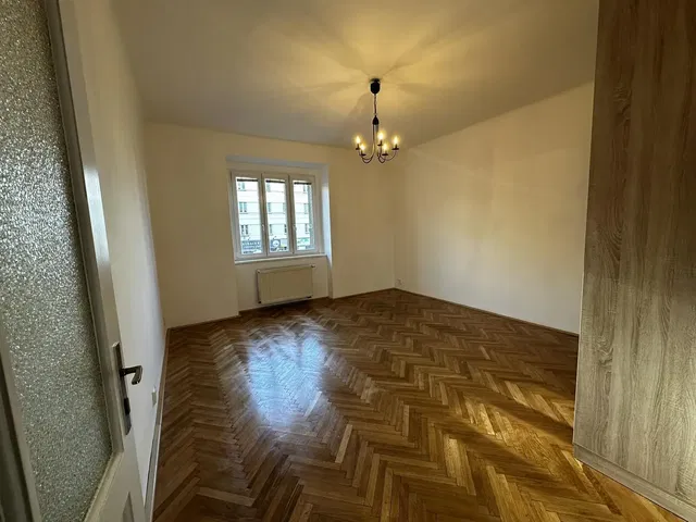 Schlafzimmer; holzboden, tageslicht