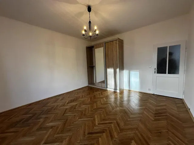 Schlafzimmer; holzboden, tageslicht