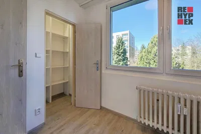 Chambre; vue, parquet, lumière naturelle