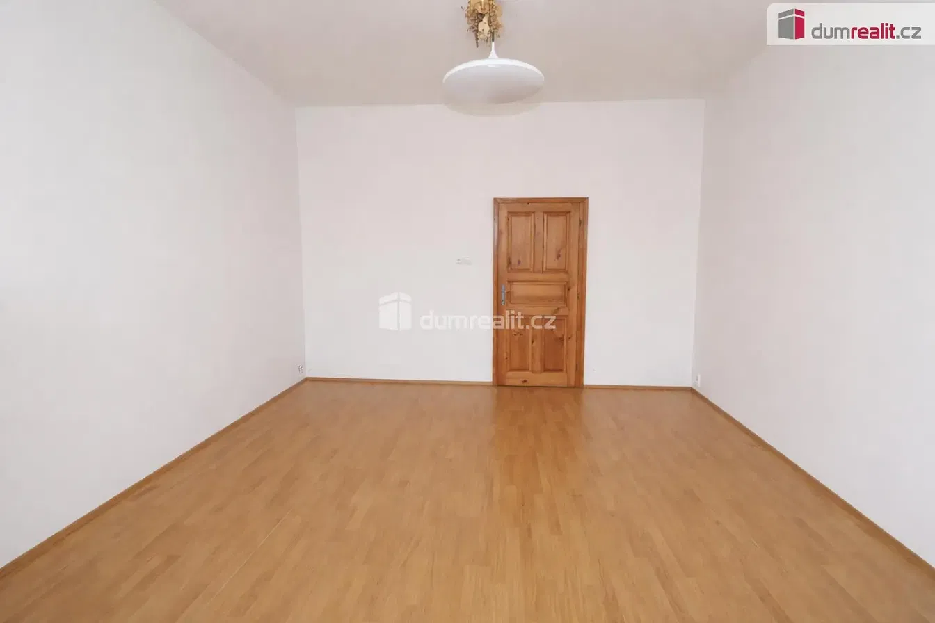 Schlafzimmer; holzboden, tageslicht