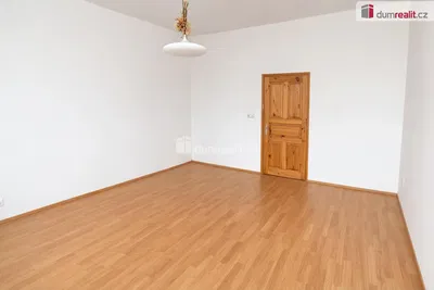 Schlafzimmer; holzboden, tageslicht