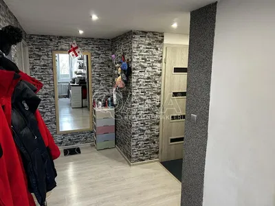Šatna; dřevěná podlaha, přirozené světlo, po rekonstrukci
