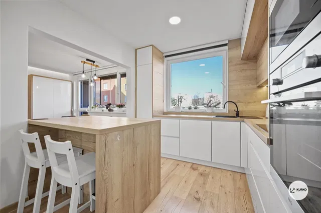 Cucina; elettrodomestici, vista, luce naturale, stile moderno, pavimento in legno