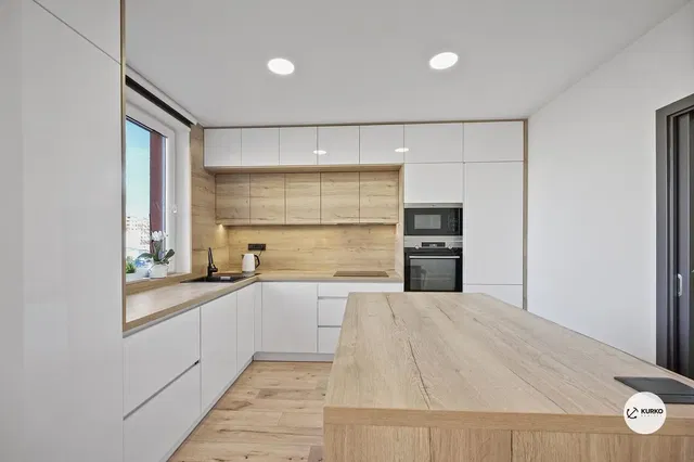 Cucina; elettrodomestici, luce naturale, stile moderno, ristrutturato