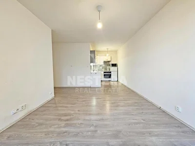 Wohnzimmer; tageslicht, fliesenboden, renoviert, küchengeräte