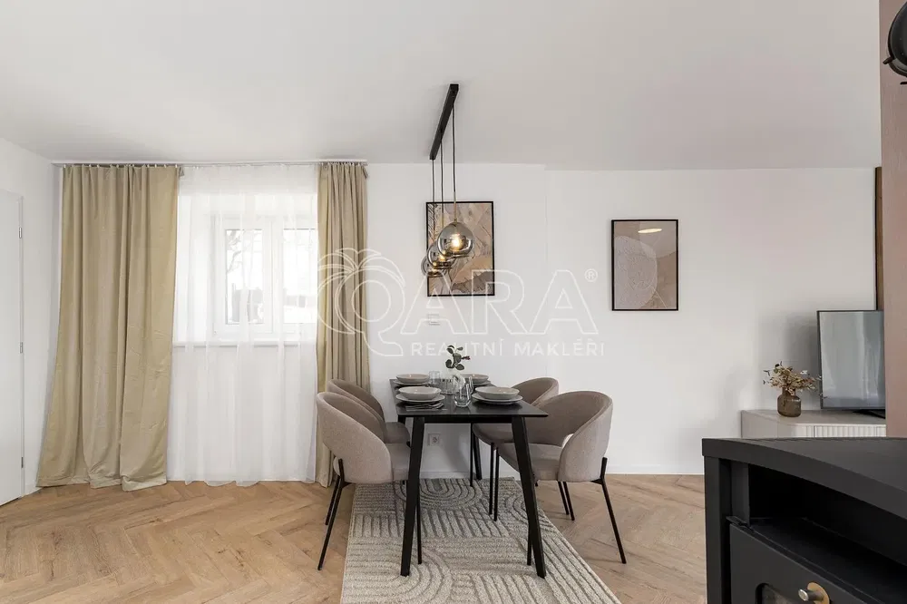 Obývací pokoj; moderní styl, dřevěná podlaha, přirozené světlo