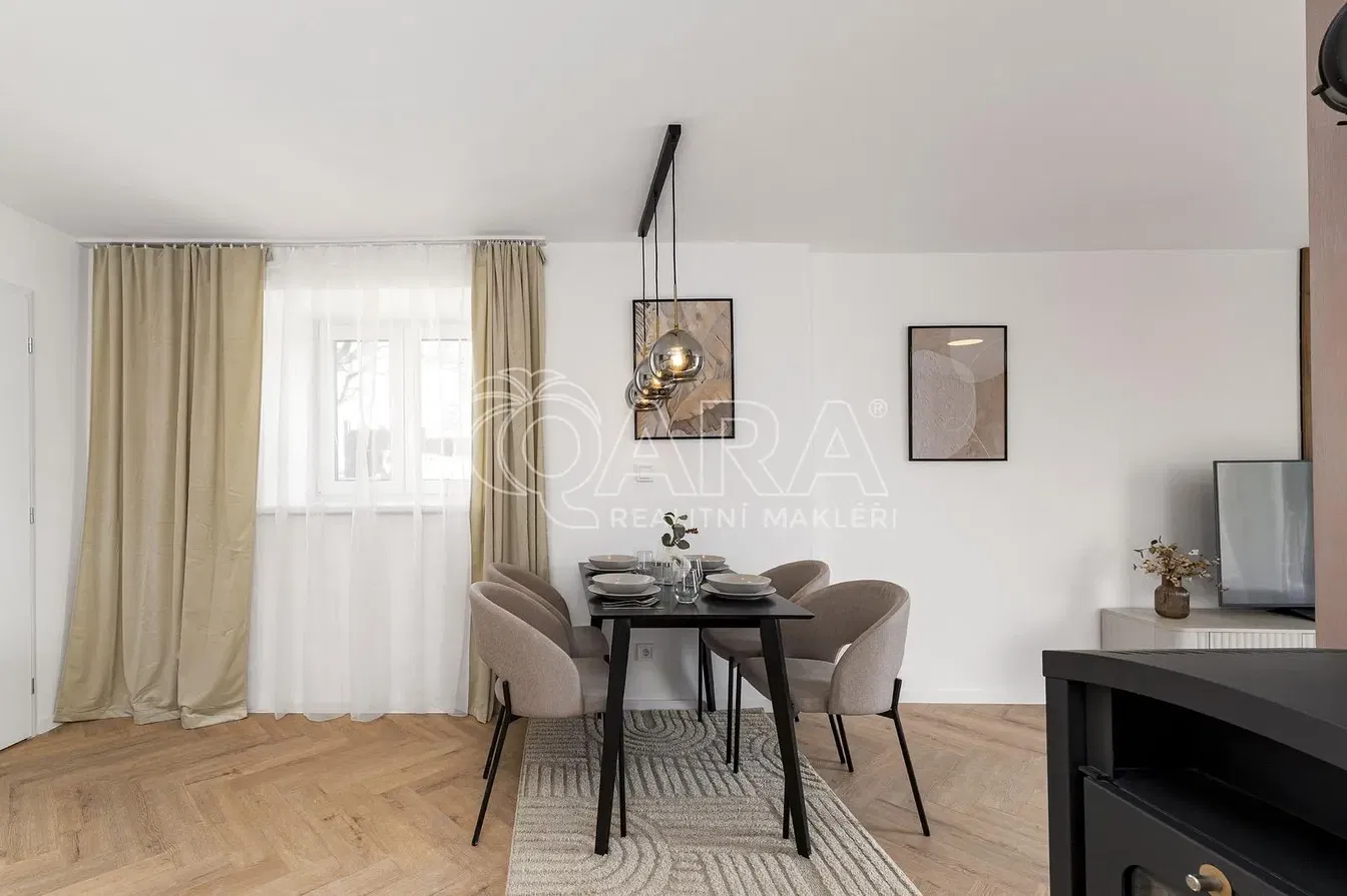 Obývací pokoj; moderní styl, dřevěná podlaha, přirozené světlo