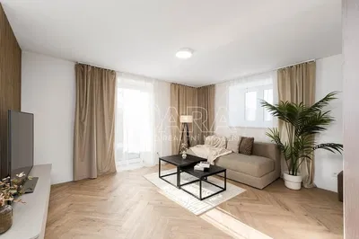 Obývací pokoj; přirozené světlo, dřevěná podlaha, moderní styl