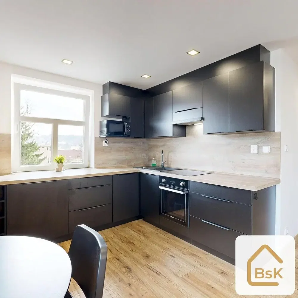 Mutfak; mutfak aletleri, manzara, doğal ışık, modern stil