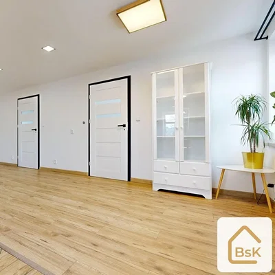 Oturma odası; ahşap zemin, doğal ışık, modern stil