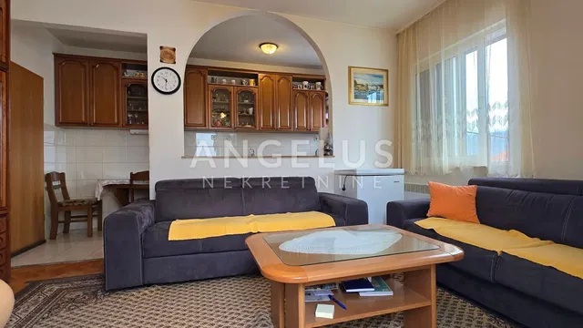 Obývací pokoj; přirozené světlo, moderní styl