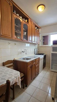 Cucina; pavimento in piastrelle, necessita ristrutturazione