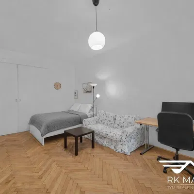 Ložnice; dřevěná podlaha, přirozené světlo