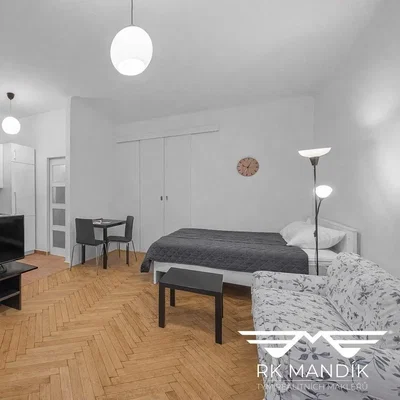 Spavaća soba; drveni pod, prirodna svjetlost, moderan stil