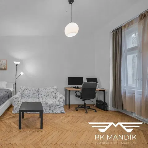 Camera da letto; pavimento in legno, luce naturale