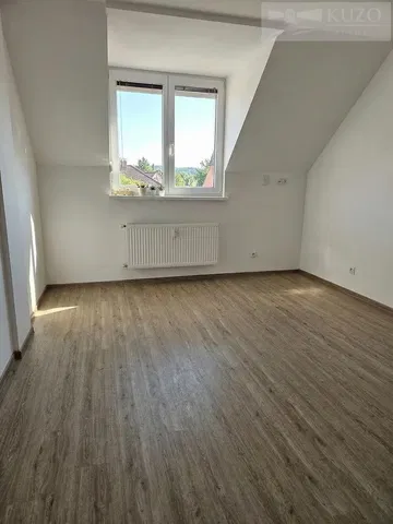 Slaapkamer; uitzicht, houten vloer, natuurlijk licht