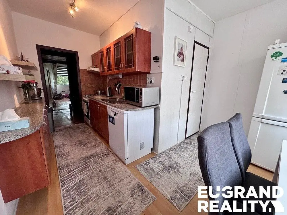 Küche; küchengeräte, fliesenboden