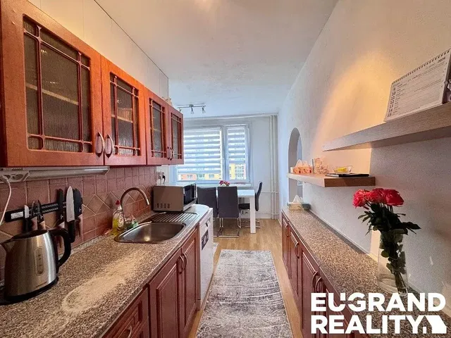 Cucina; elettrodomestici, luce naturale, stile moderno