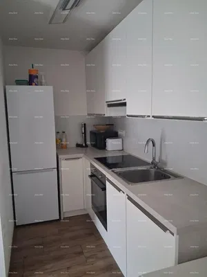 Kuchyně; kuchyňské spotřebiče, dlažba, po rekonstrukci, přirozené světlo, moderní styl