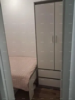 Ložnice; dřevěná podlaha, přirozené světlo