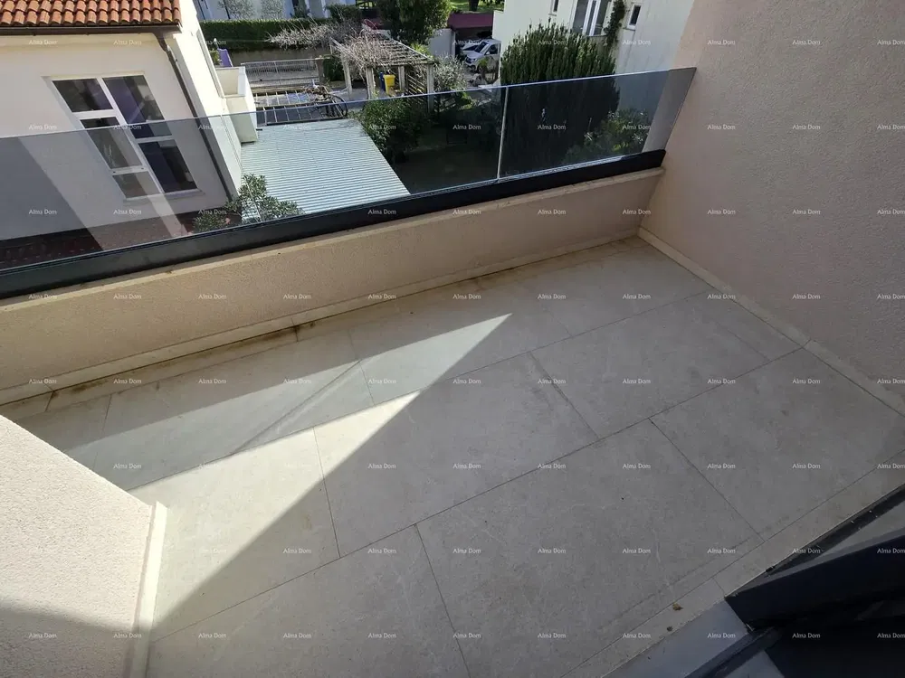 Balkon; dlažba, výhled