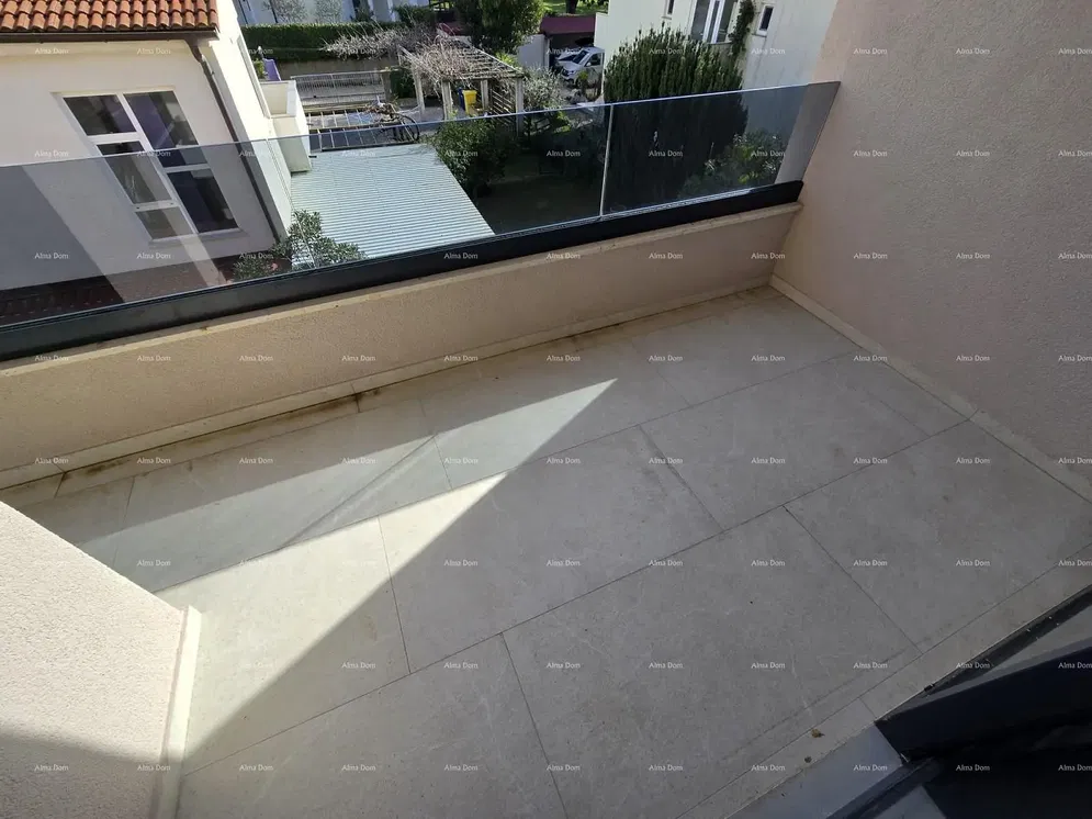 Balkon; dlažba, výhled